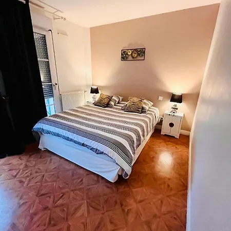 Stylish Unit In The Center Of Senlis (Oise)